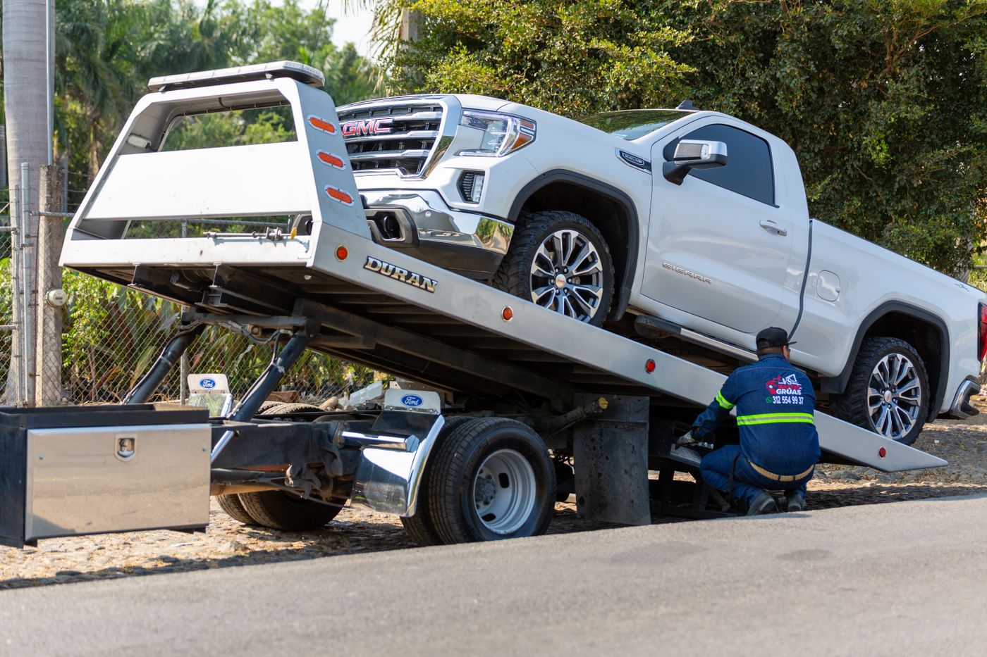 Carros estacionados em pátio escuro
